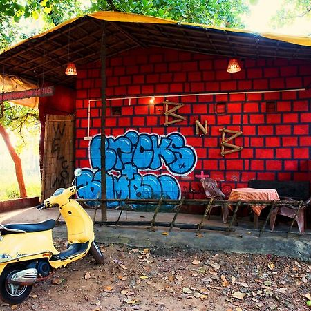 Bricks And Bamboo Hostel アンジュナ エクステリア 写真