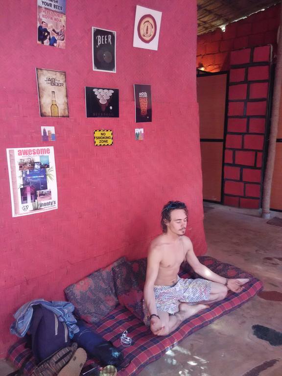 Bricks And Bamboo Hostel アンジュナ エクステリア 写真