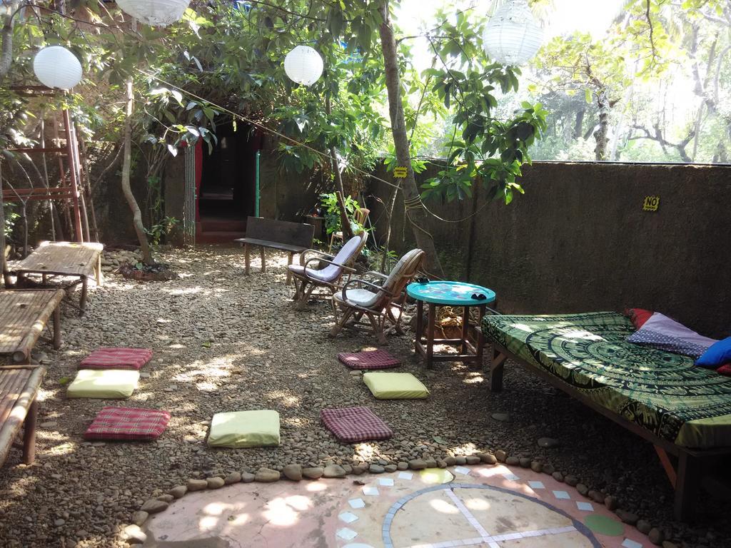 Bricks And Bamboo Hostel アンジュナ エクステリア 写真