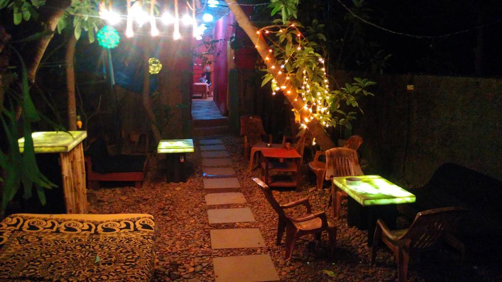 Bricks And Bamboo Hostel アンジュナ エクステリア 写真