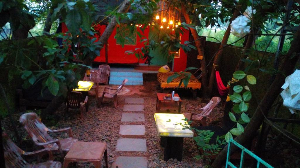 Bricks And Bamboo Hostel アンジュナ エクステリア 写真