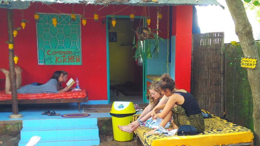 Bricks And Bamboo Hostel アンジュナ エクステリア 写真