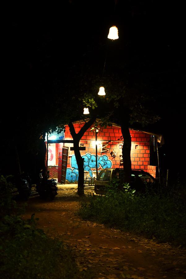 Bricks And Bamboo Hostel アンジュナ エクステリア 写真